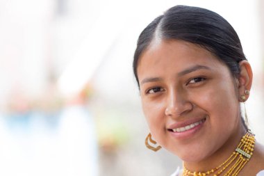 Amazon 'daki ekvatordan kopyalanmış kameraya bakıyor ve etnik kültüründen gelen küpelerle gülümsüyor. Yüksek kalite fotoğraf