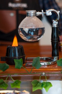 Sifon kahve makinesinin dibinde, suyu ısıtan bir ateş alevinin yanında. Yüksek kalite fotoğraf