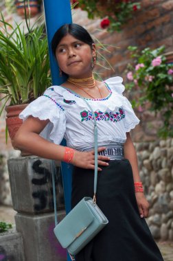 Parkta çantasıyla manken kılığına girmiş yerli bir kız. Yüksek kalite fotoğraf