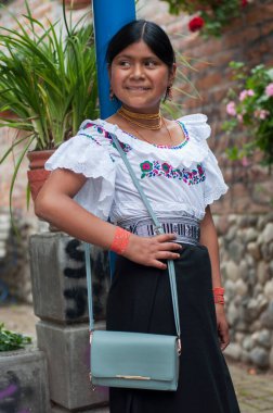 Mavi çantalı Latin kız dışarıda alışveriş yapıyor. Yüksek kalite fotoğraf