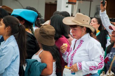 Otavalo, Ekvador - 24 de junio de 2023: Inti Raymi 'de otavalo yiyip dans eden turist. Yüksek kalite fotoğraf