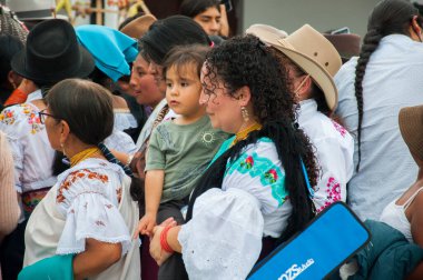 Otavalo, Ekvador - 24 de junio de 2023: Inti Raymi 'yi kutlayan otavalo Ekvador' un yerli halkı. Yüksek kalite fotoğraf