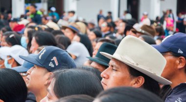 Otavalo, Ekvador - 24 de junio de 2023: Inti Raymi 'deki kalabalığın arasında otavalo' dan yerli bir adam. Yüksek kalite fotoğraf