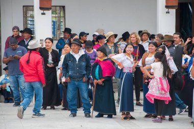 Otavalo, Ekvador - 24 de junio de 2023: erkek, kadın, çocuk ve Ekvador 'da inti raymi' ye katılan yaşlılar. Yüksek kalite fotoğraf