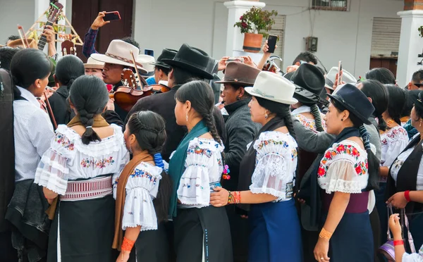 Otavalo, Ekvador - 24 de junio de 2023: Geleneksel elbiseli yerli kadınların popüler dansı. Yüksek kalite fotoğraf