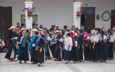 Otavalo, Ekvador - 24 de junio de 2023: Otavalo ve Cayambe kadınları geleneksel elbiseleriyle Inti Raymi 'de dans ediyorlar. Yüksek kalite fotoğraf