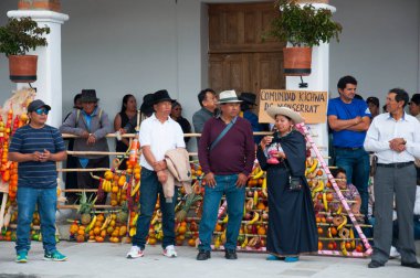 Otavalo, Ekvador - 24 de junio de 2023: otavalo Meydanı 'ndaki Inti Raymi' de meyve sunumu. Yüksek kalite fotoğraf