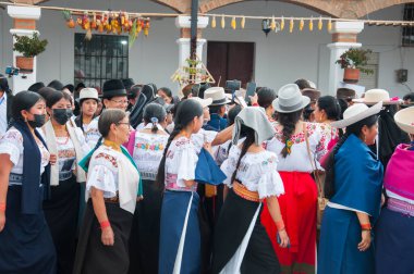 Otavalo, Ekvador - 24 de junio de 2023: Otavalo kadınları Inti Raymi 'de geleneksel kıyafetlerle dans ediyorlar. Yüksek kalite fotoğraf