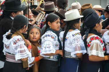 Otavalo, Ekvador - 24 de junio de 2023: Inti Raymi 'de dans eden Ekvador yerlileri. Yüksek kalite fotoğraf