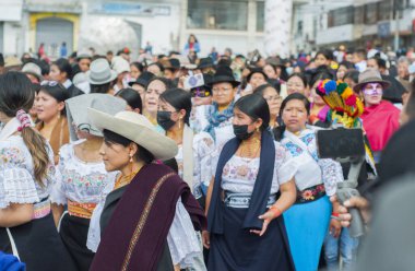 Otavalo, Ekvador - 24 de junio de 2023: Otavalo Ekvador 'daki Inti Raymi geçit töreninde maskeli yerli halk. Yüksek kalite fotoğraf