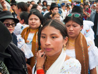 Otavalo, Ekvador - 24 de junio de 2023: otavalo ekvatorlu yerli insanlar geleneksel kültür sepetleriyle inti raymi etkinliğinde. Yüksek kalite fotoğraf