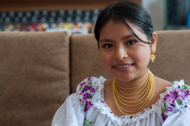 Geleneksel giysiler giymiş doğal ve mutlu bir ifadeye sahip oldukça yerli bir kadının telif hakkı. Yüksek kalite fotoğraf