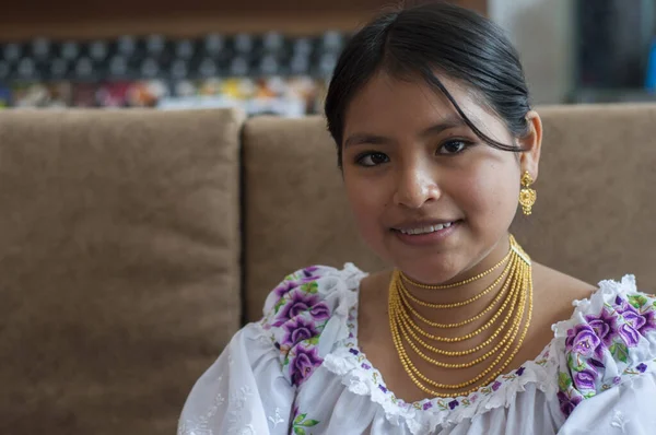 Geleneksel giysiler giymiş doğal ve mutlu bir ifadeye sahip oldukça yerli bir kadının telif hakkı. Yüksek kalite fotoğraf