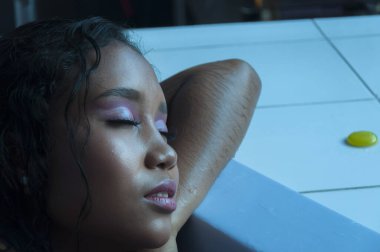 Jakuzinin içindeki bir rahatlama anında gözleri kapalı olan genç Latin bir kadının kopyasıyla yakın çekim. Yüksek kalite fotoğraf