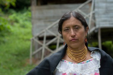 Ekvador Amazonu 'ndaki evinin yanındaki otavalo' dan yaşlı adam. Yüksek kalite fotoğraf