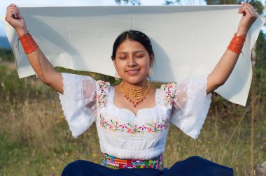 Geleneksel kıyafetleriyle Ekvador 'un Amazon' unda oturan ve bir ayinde beyaz bir duvak tutan yerli kadın. Yüksek kalite fotoğraf