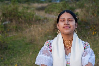 Yoga yapan ve doğada ruhani egzersizler yapan genç ve güzel Hintli kadının telif hakkı. Yüksek kalite fotoğraf