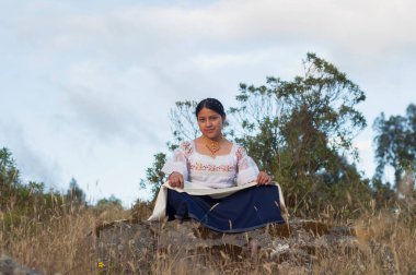 Genç yerli bir adam dağın tepesinde rahatlama, meditasyon ve yoga egzersizleri yapıyor. Yüksek kalite fotoğraf