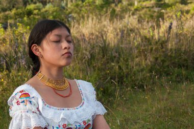 Genç yerli bir adamın meditasyon ve rahatlama yaparken gözleri dağda kapalı olduğu gibi. Yüksek kalite fotoğraf