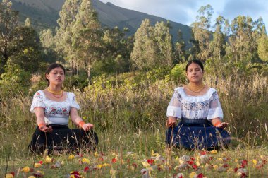 İki kız kardeş nefes alma egzersizleri yapıyor ve bedenle zihin arasında iç huzuru arıyor. Yüksek kalite fotoğraf