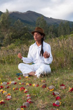 Otavalo 'lu yerli bir adam, doğayla uyum içinde yaşamak isteyen bir ekvador. Yüksek kalite fotoğraf