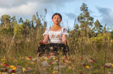 Doğadaki genç kız gözleri kapalı nefes alma egzersizleri yapıyor. Yüksek kalite fotoğraf