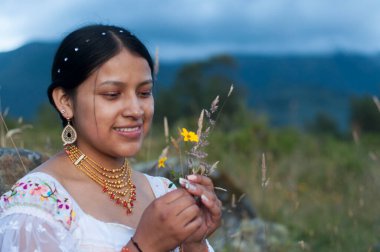 Geleneksel elbisesiyle tarladaki hasadına mutlu bir şekilde bakan yerli bir kızın kopyası. Yüksek kalite fotoğraf