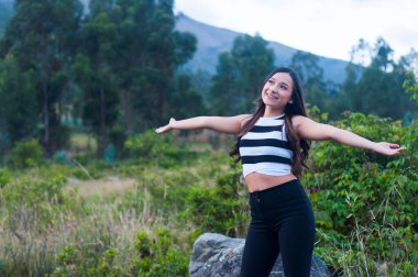 Çok mutlu bir genç kızın mutlulukla gülümseyerek tatilinin tadını çıkarırken gökyüzüne bakmasının kopyası. Yüksek kalite fotoğraf