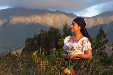 Elinde güller olan yerli bir kadının kültürüyle gurur duyan ufuk çizgisine bakışının kopyası. Yüksek kalite fotoğraf