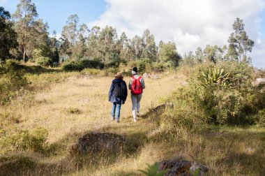 İki emekli, her günün yürüyüşüne başlarken, onlar konuşuyorlardı. Yüksek kalite fotoğraf