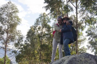 Menopozlu iki arkadaş dağın tepesinde çok mutlu bir şekilde dişi zirvelerinin tadını çıkarıyorlar. Yüksek kalite fotoğraf