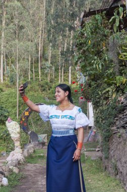 Ekvatorun genç ve çekici yerlisi gülümseyerek doğada selfie çekiyor. Yüksek kalite fotoğraf