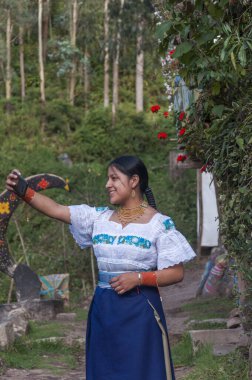 Gülümseme Günü yerli kız yeşil bir manzarayla çevrili selfie çekiyor. Yüksek kalite fotoğraf