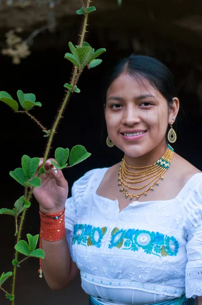 Genç yerli adam dikenli bir dalı tutarken kameraya gülümsüyor. Gülümse günü. Yüksek kalite fotoğraf
