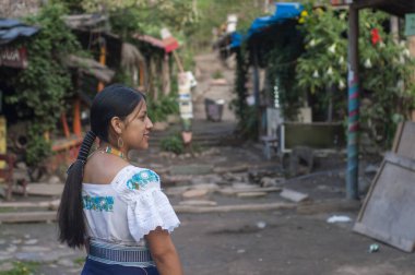 Latin Amerika 'daki bir yerli kasabasında turist rehberi olarak görev yapan genç yerli bir kadın. Yüksek kalite fotoğraf