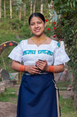 Columbus Günü. Latin Amerikalı bir kadının dikey fotoğrafı geleneksel elbisesiyle kameraya bakıyor. Yüksek kalite fotoğraf