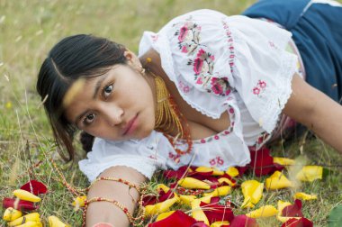 Mujer yerlileri con ropa geleneksel mirando a camara con rosas alredor. İspanyol mirası ayı ayı. Yüksek kalite fotoğraf