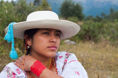 Tepede oturmuş mavi ipli bir şapkayla ufka bakan genç bir kadının fotokopi uzayı. İspanyol mirası ayı ayı. Yüksek kalite fotoğraf