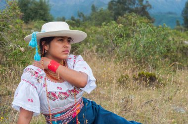 Yerel kültürünün süsleri ve elbisesiyle İspanyol kökenli genç bir kadının kopya uzayı. Yüksek kalite fotoğraf