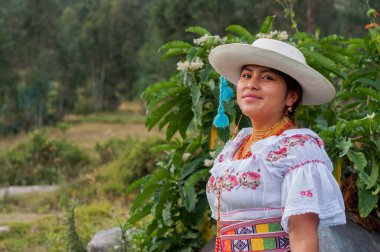 Otavalo 'lu yerli bir kız, geleneksel elbiseli bir ekvador dağda gülümsüyor. İspanyol mirası ayı ayı. Yüksek kalite fotoğraf