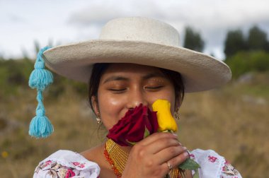 Ekvador 'dan gelen yerli bir kadının yakın çekimi. Tarladan gelen iki gül çok mutlu kokuyor. İspanyol mirası ayı ayı. Yüksek kalite fotoğraf