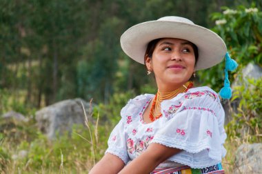 Yerli bir kadının gülümsemesi ve geriye dönüp bakması. İspanyol mirası ayı ayı. Yüksek kalite fotoğraf