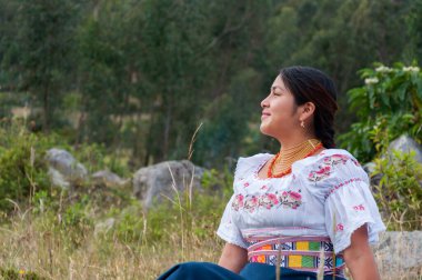 Gökyüzüne gülümseyen Hintli kadının fotokopi uzayı. İspanyol mirası ayı ayı. Yüksek kalite fotoğraf