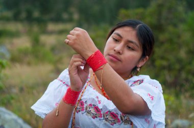 Genç yerli adam bilekliklerini bileklerine takıyor. İspanyol mirası ayı ayı. Yüksek kalite fotoğraf