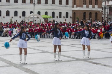 Otavalo, Ekvador - 4 de septiembre de 2023: Plaza de Otavalo 'daki bir okuldan bazı ponpon kızların sunumu. Yüksek kalite fotoğraf
