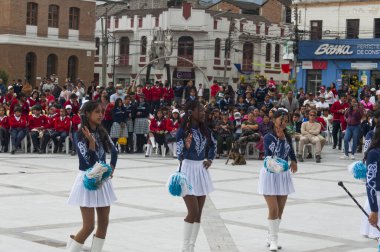 Otavalo, Ekvador - 4 de septiembre de 2023: 3 ekvatorlu kızlar otavalo 'daki geleneksel bir festivalde dans ediyorlar. Yüksek kalite fotoğraf