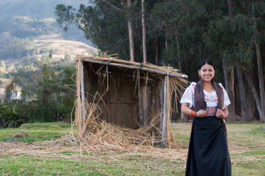 Kolombiya 'da inşaat halindeki evinin yanındaki gülümseyen yerli kızın telif alanı. Gülümseme Günü. Yüksek kalite fotoğraf