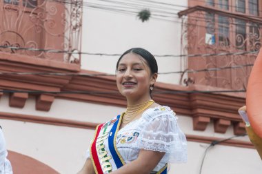 Cotacachi, Ekvador - 10 Eylül 2023: Güney Amerika 'daki İnka öncesi festivalin kraliçesi olarak adlandırılan yerli bir kadın. Yüksek kalite fotoğraf