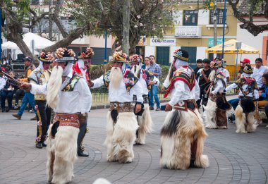 Cotacachi, Ekvador - 10 Eylül 2023: Ecaudor .columbus günü festivallerinde geleneksel atalar dansı. Yüksek kalite fotoğraf