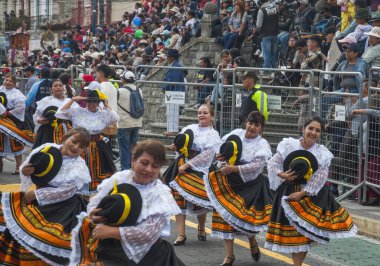 Cotacachi, Ekvador - 10 Eylül 2023: Kültürlerinin koreografisini yapan yaşlı kadınlar. Columbus Günü. Yüksek kalite fotoğraf